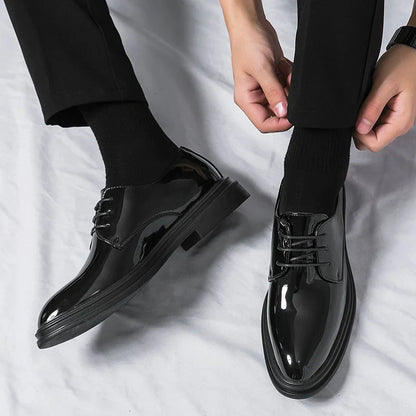 Krzysztof | Eleganckie buty derby męskie z czarnej lakierowanej skóry