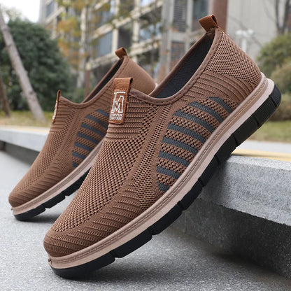 Igor | Wsuwane sneakersy męskie z siateczki z dzianinową cholewką i teksturowaną podeszwą
