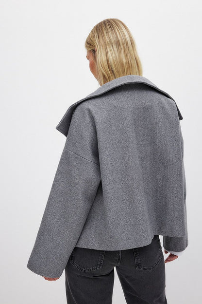 Krótki płaszcz wełniany dwurzędowy damski z szerokim kołnierzem oversize 10