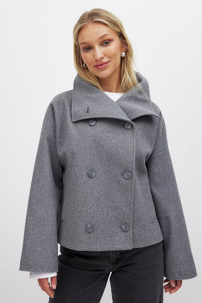 Krótki płaszcz wełniany dwurzędowy damski z szerokim kołnierzem oversize 9