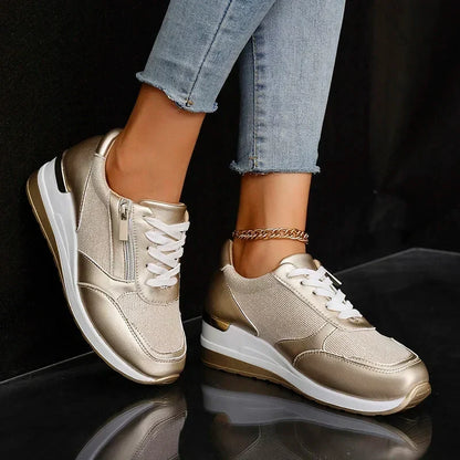 Sneakersy damskie na koturnie z zamkiem i metalicznym wykończeniem 1