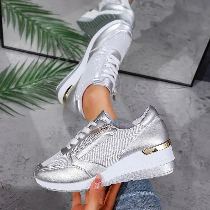 Sneakersy damskie na koturnie z zamkiem i metalicznym wykończeniem 10