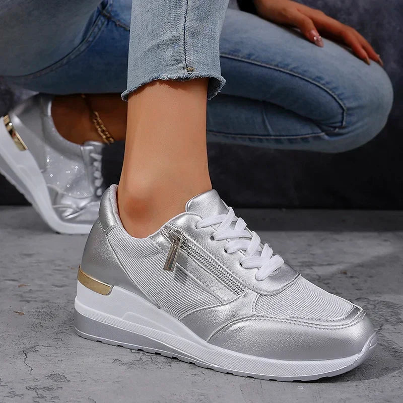 Sneakersy damskie na koturnie z zamkiem i metalicznym wykończeniem 2