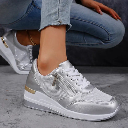 Sneakersy damskie na koturnie z zamkiem i metalicznym wykończeniem 2
