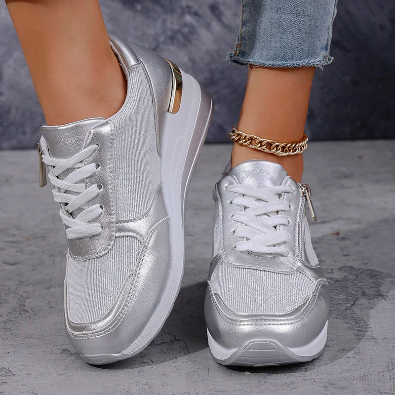 Sneakersy damskie na koturnie z zamkiem i metalicznym wykończeniem 8