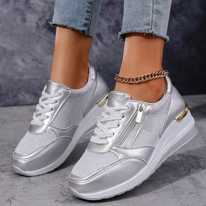 Sneakersy damskie na koturnie z zamkiem i metalicznym wykończeniem 9