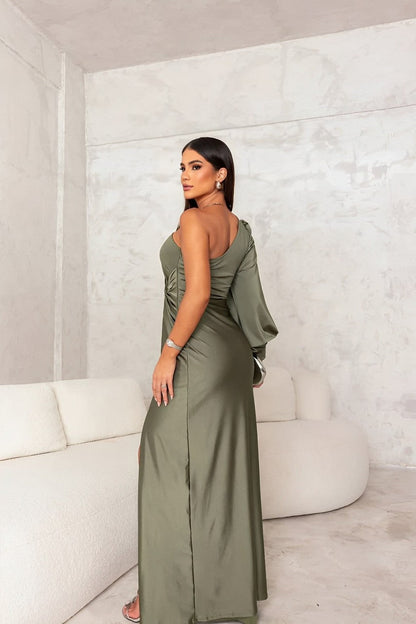 Asymetryczna sukienka one shoulder z rozcięciem